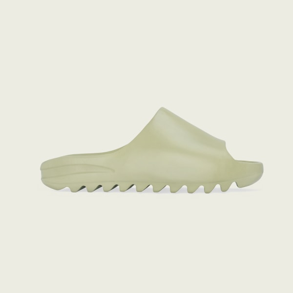 Chinelos Adidas YEEZY Slide de Kanye West chegam pond.