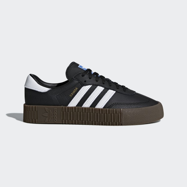 le scarpe adidas come vestono