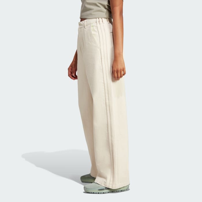 White tapered joggers top