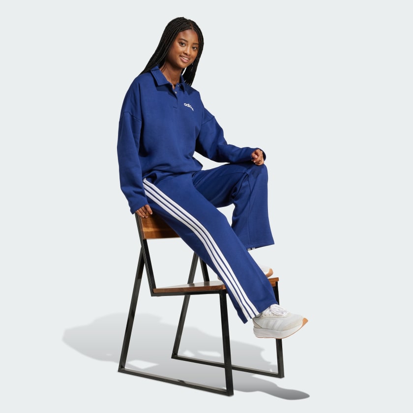 как выглядит adidas women Essentials 3-Stripes Open-Hem Fleece Pants фото