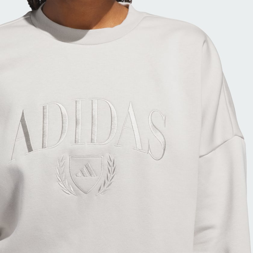 как выглядит adidas women Cozy Holiday Graphic Sweatshirt фото