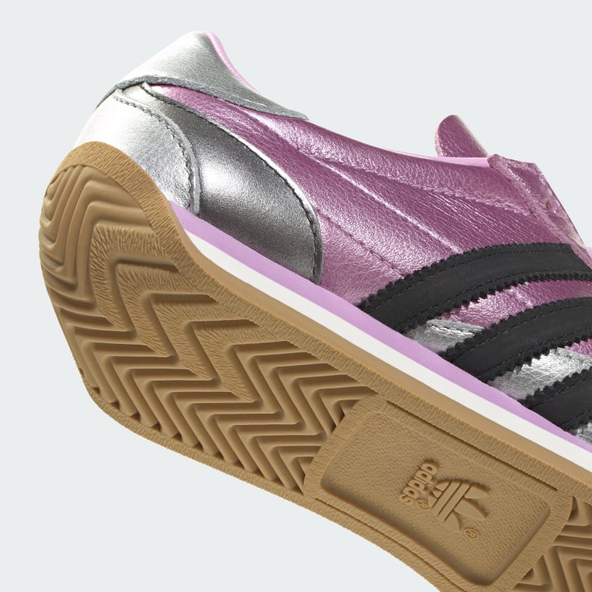 как выглядит adidas women Country OG Shoes фото