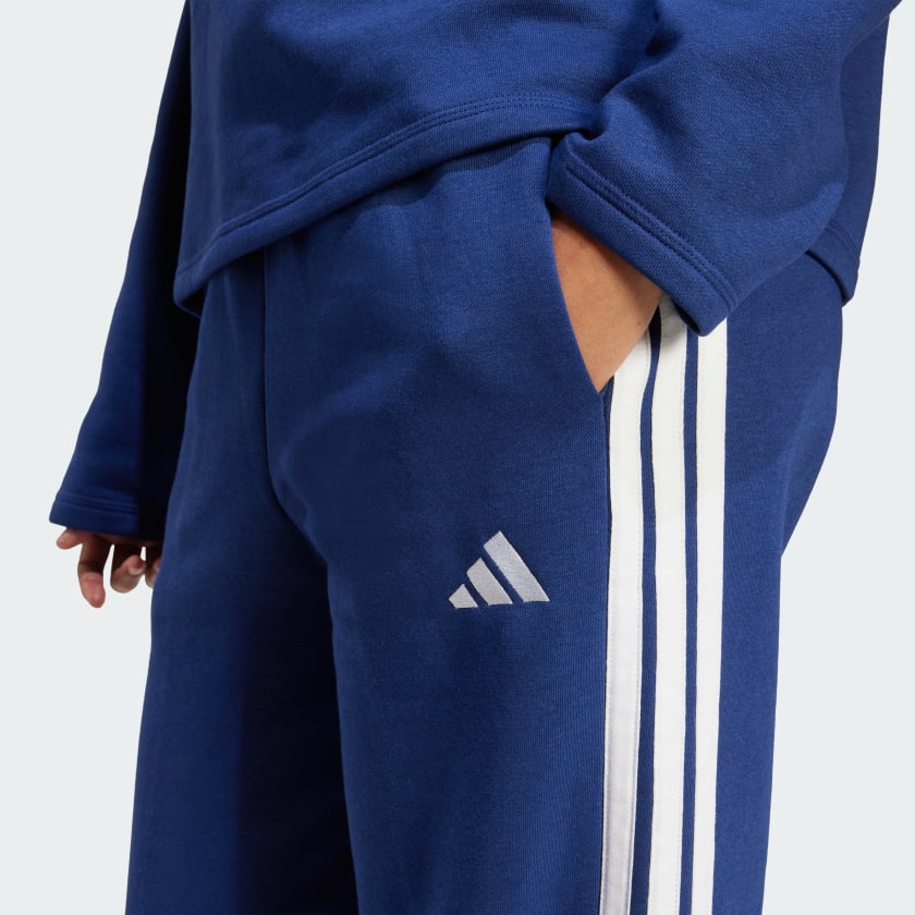 как выглядит adidas women Essentials 3-Stripes Open-Hem Fleece Pants фото