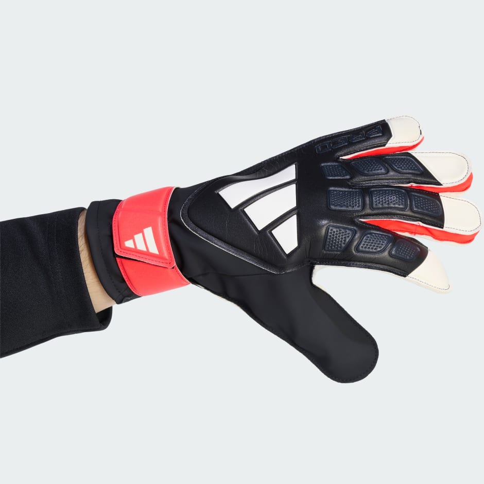 PREDATOR GOALKEEPER GLOVE TRAINING
