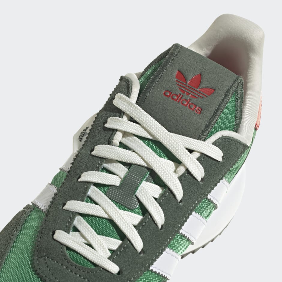 Adidas blancos 2025 con verde hombre