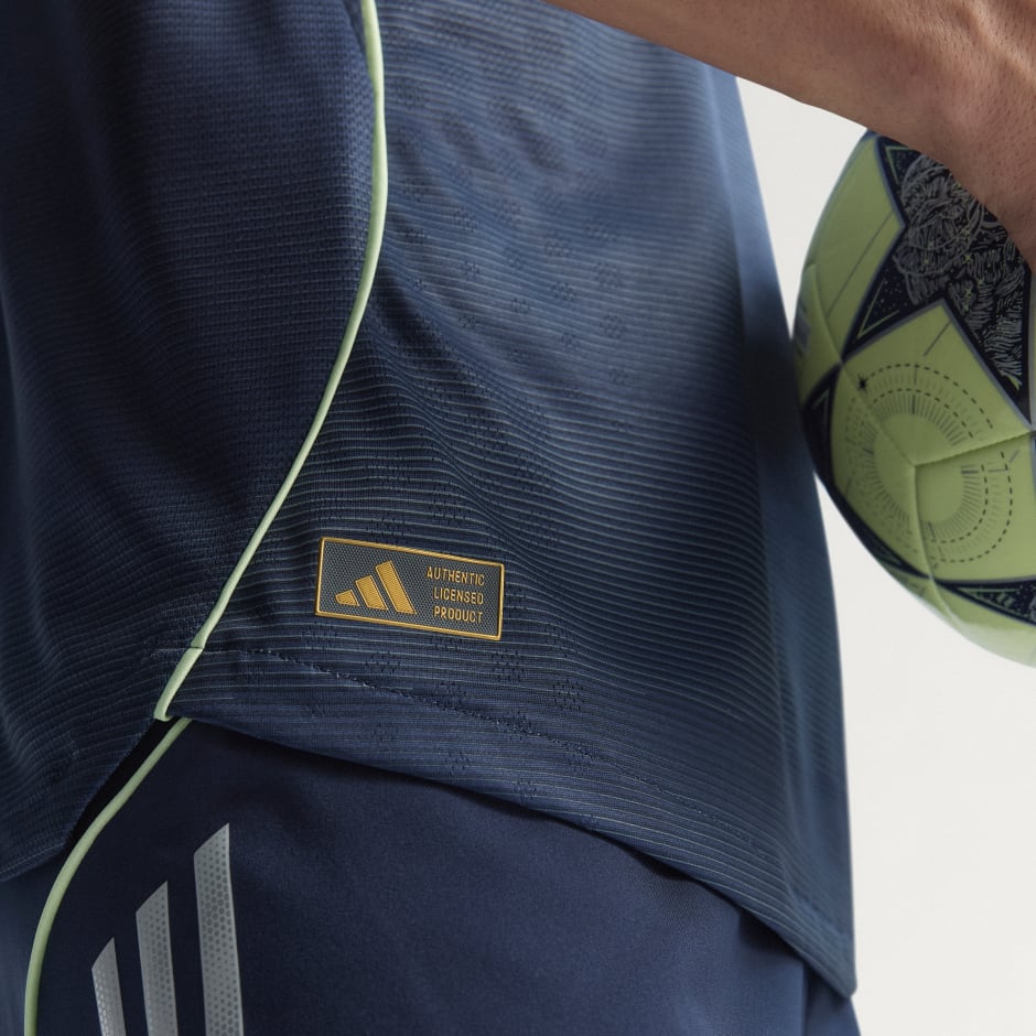 قميص ريال مدريد الأصلي خارج الأرض للموسم 25/26