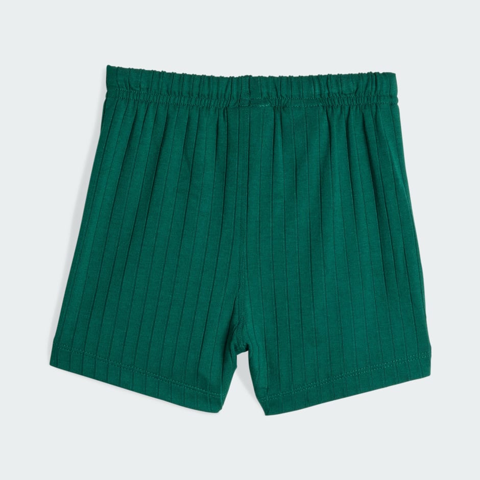 KOMPLET KRATKIH HLAČA I MAJICE &Scaron;IROKOG OVRATNIKA KLASIČNOG KROJA