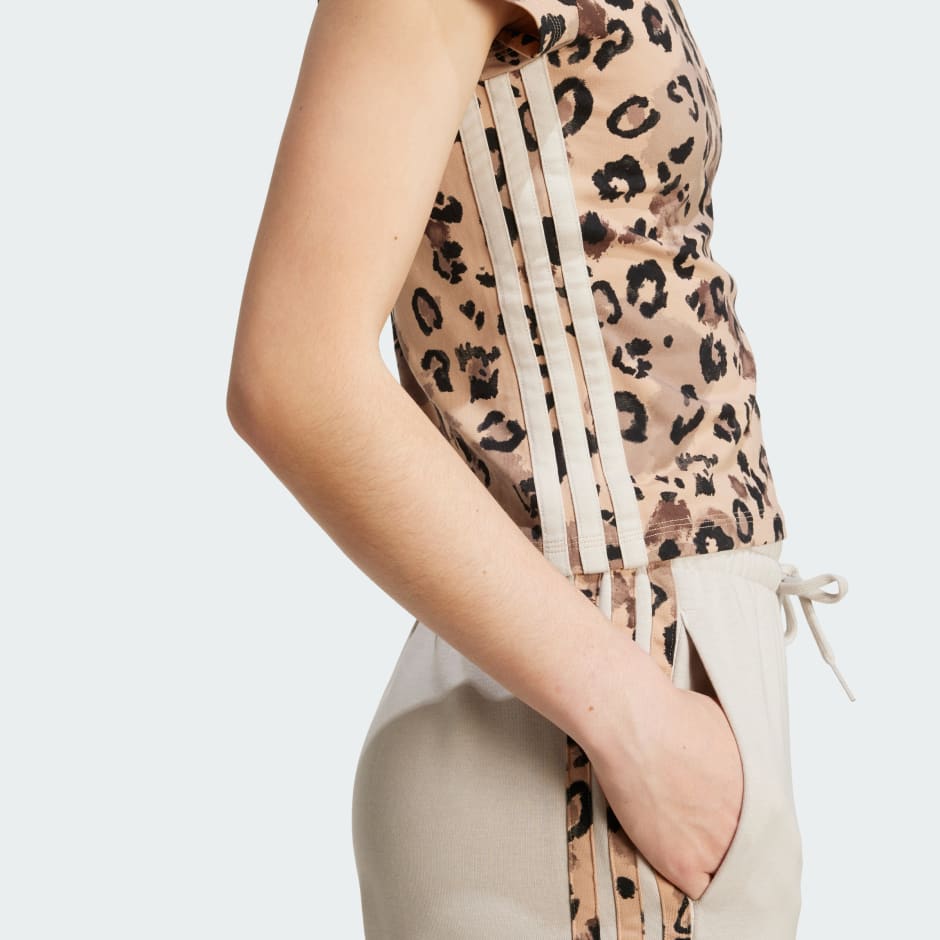 تي شيرت بطبعة حيوانية والخطوط الثلاثة