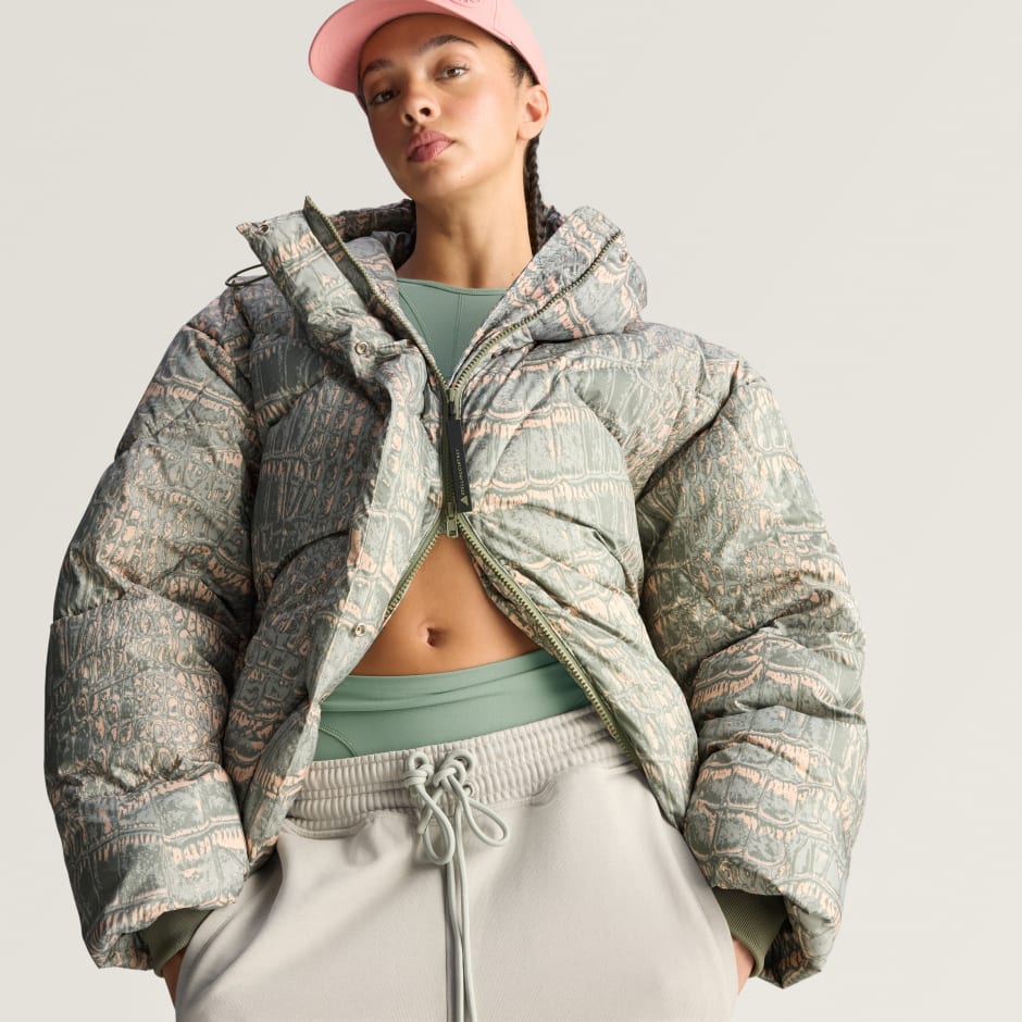 Geacă căptușită de iarnă cu imprimeu adidas by Stella McCartney de lungime medie