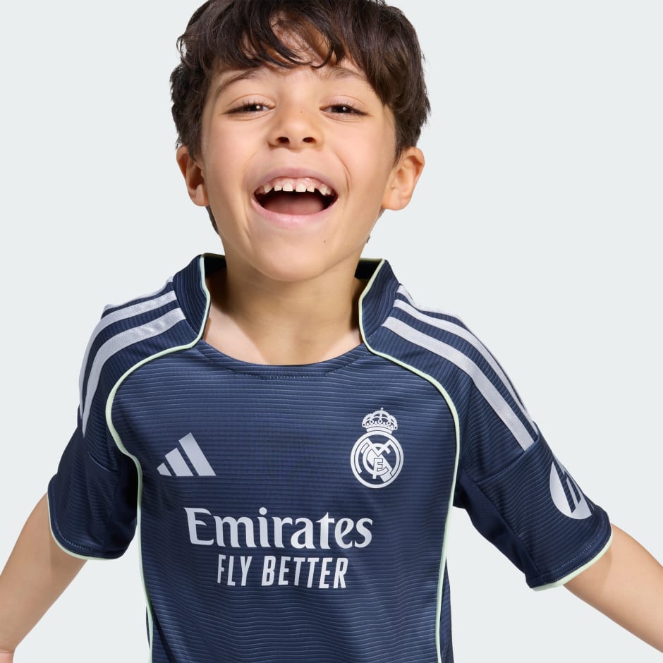 Versiune redusă a echipamentului pentru deplasare Real Madrid 25/26 pentru copii