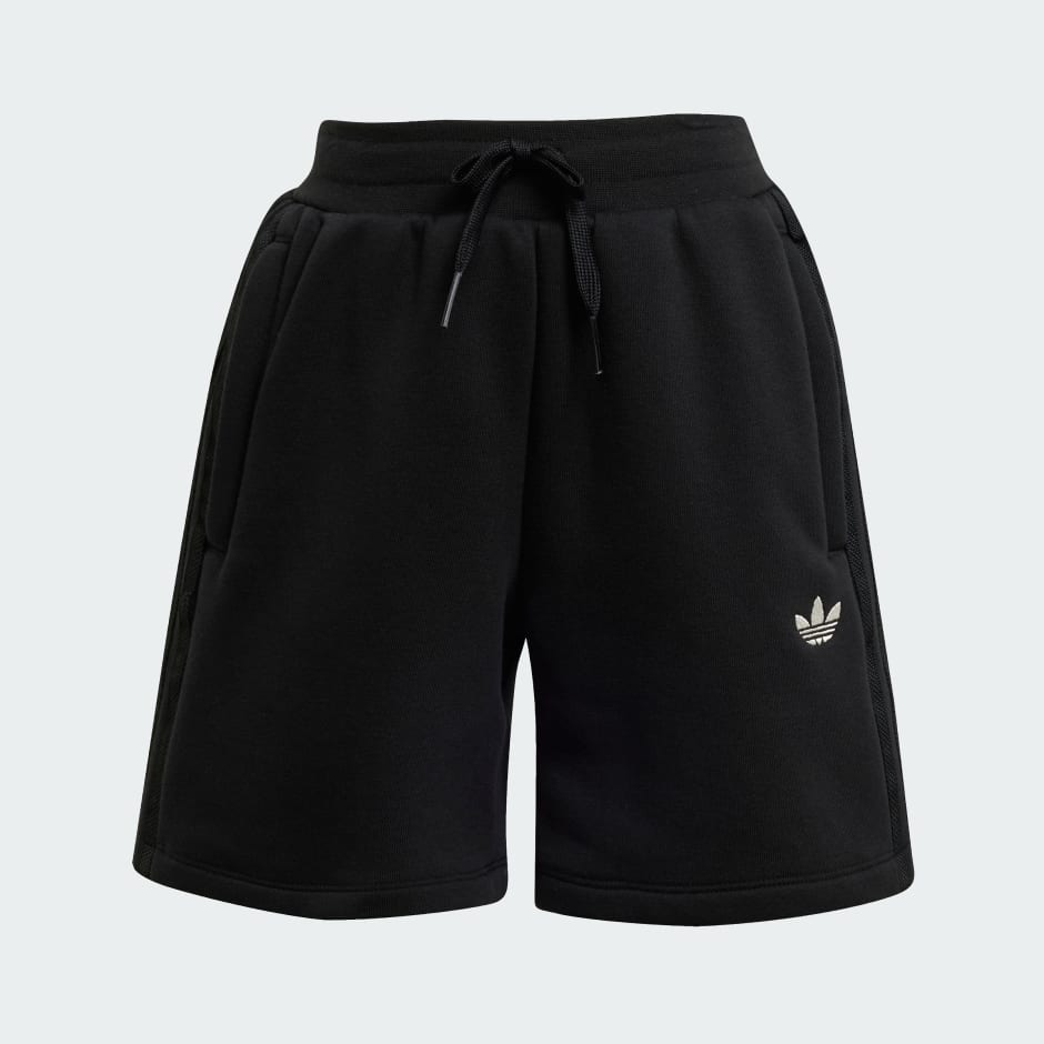 סט חולצת טי ומכנסיים קצרים