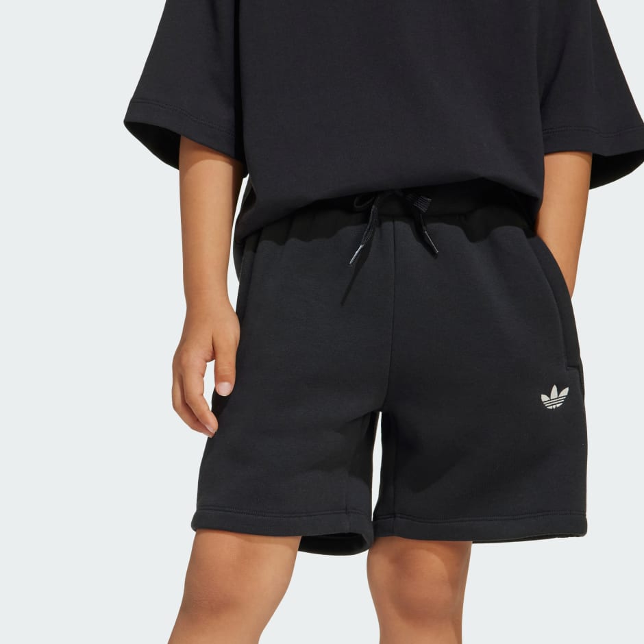 סט חולצת טי ומכנסיים קצרים