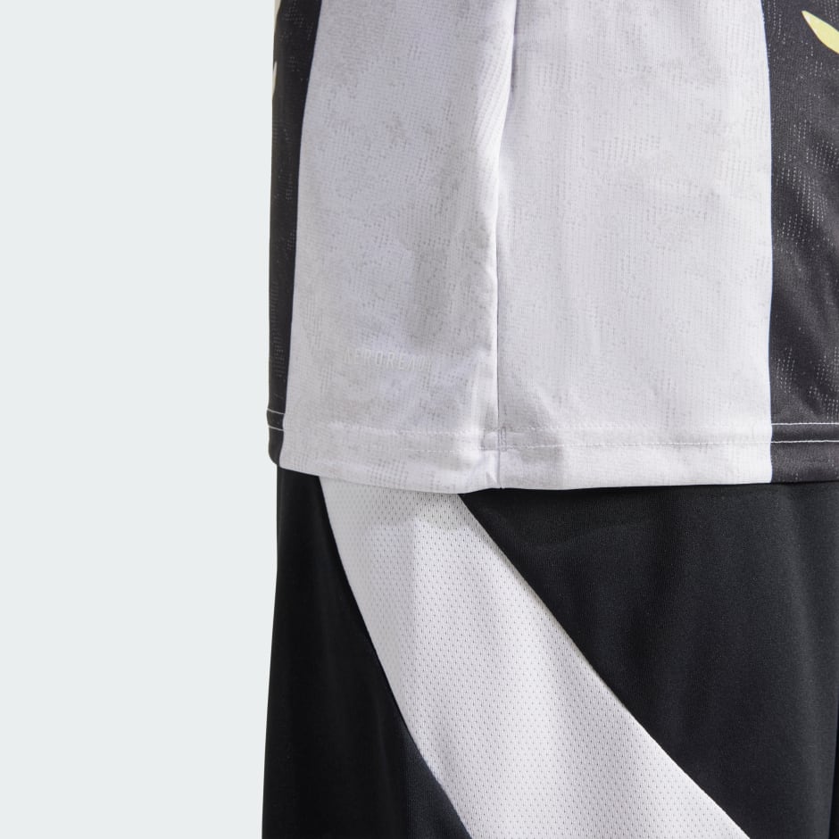 Juventus 24/25 Pre-Match Jersey