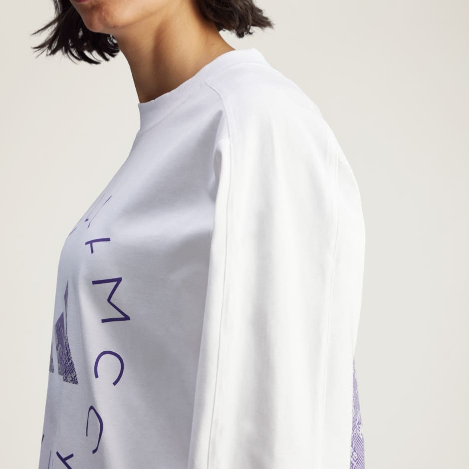 تيشيرت أديداس من Stella McCartney كبيرة الحجم برسومات وأكمام طويلة