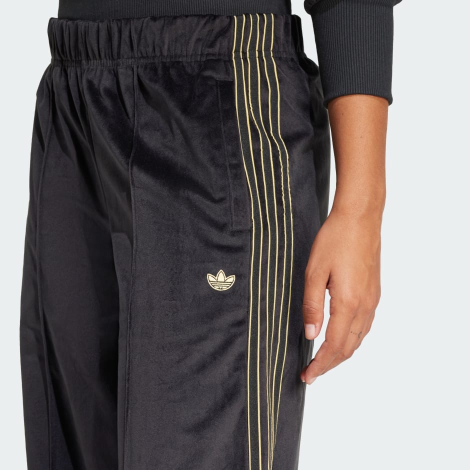 メンズウェア PadFoot CLOTHING - Velour Track Pants - Black | adidas Oman