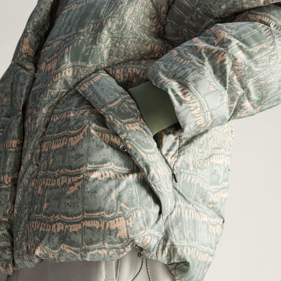 Geacă căptușită de iarnă cu imprimeu adidas by Stella McCartney de lungime medie