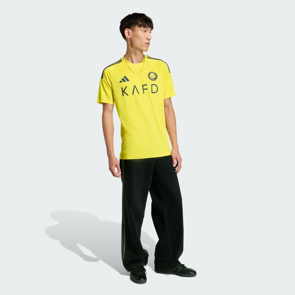 قميص أساسي بشعار نادي النصر لموسم 2026/2025 بإصدار مخصص للمشجعين