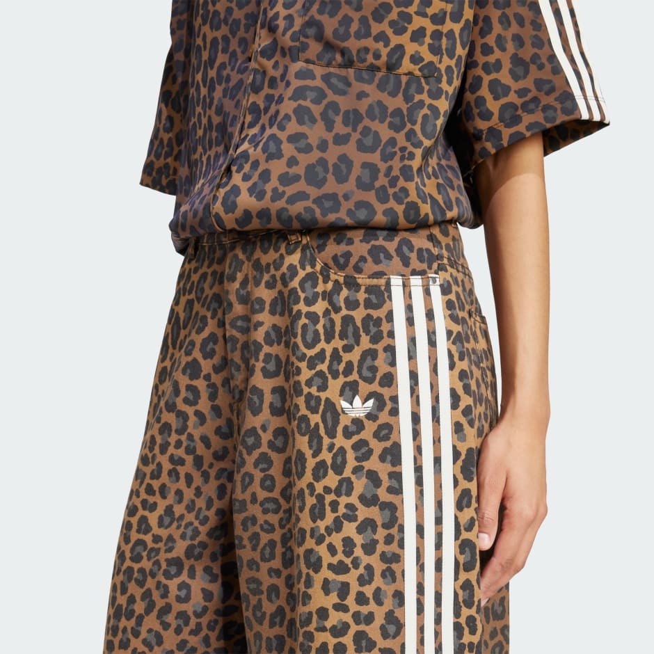 Pantaloni scurți adidas Originals Bermuda din denim