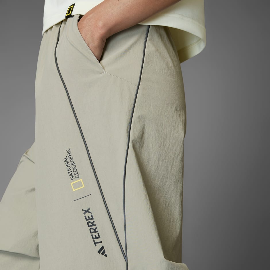 ©National Geographic AEROREADY Woven Pants