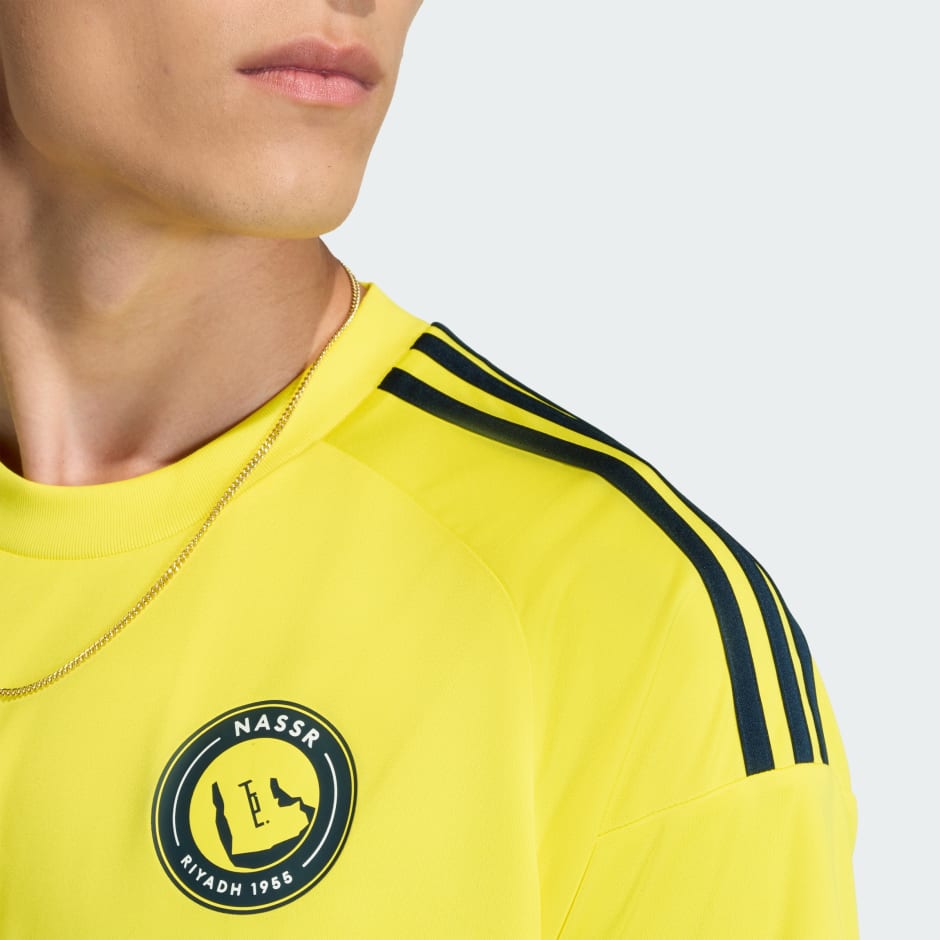 قميص أساسي بشعار نادي النصر لموسم 2026/2025 بإصدار مخصص للمشجعين