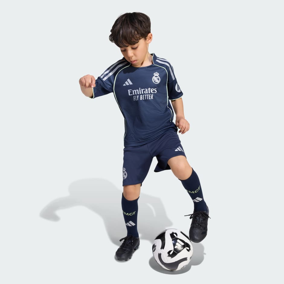 Versiune redusă a echipamentului pentru deplasare Real Madrid 25/26 pentru copii