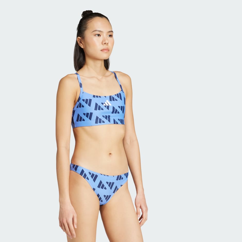 بيكيني بشعار الأعمدة الثلاث بظهر على شكل حرف C