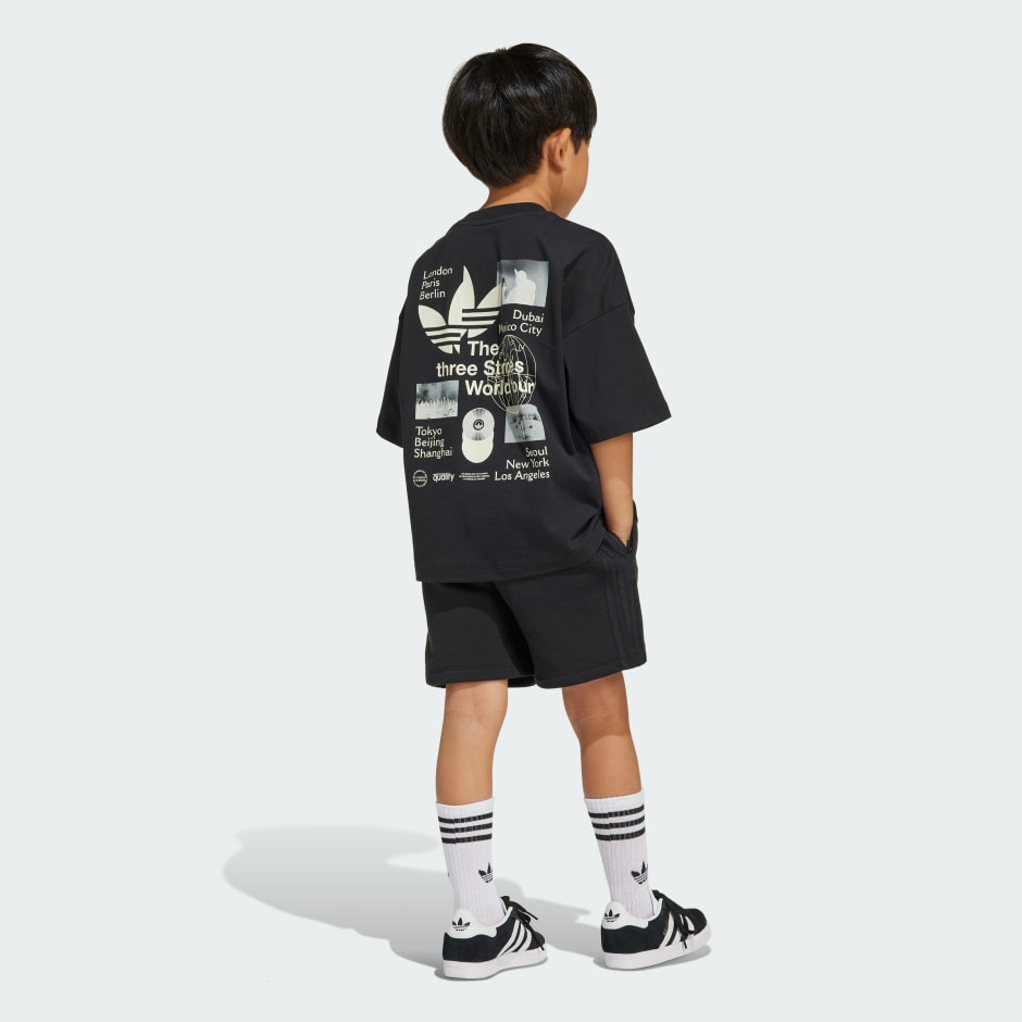 סט חולצת טי ומכנסיים קצרים