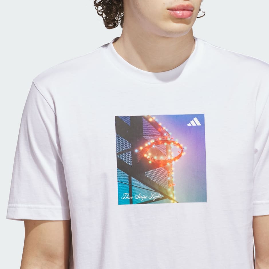 تي شيرت جرافيكي بالخطوط الثلاثة وأضواء كرة السلة