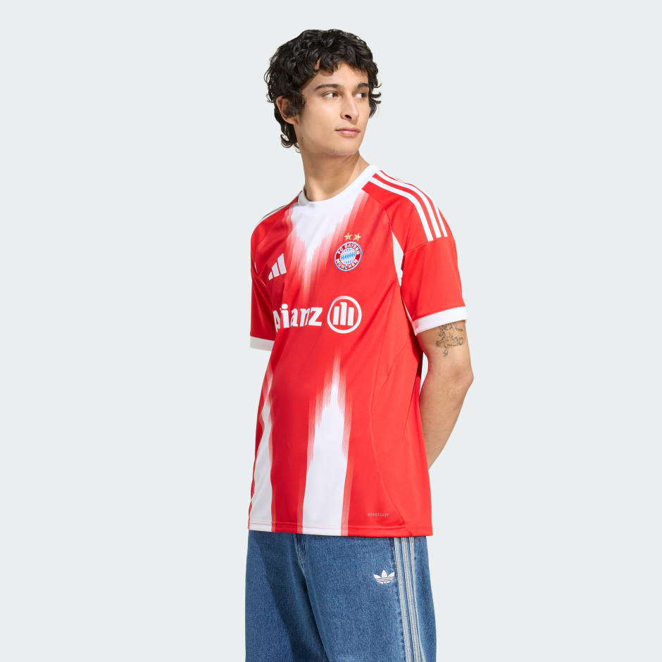 Tricou FC Bayern 25/26 (echipa feminină) pe teren propriu