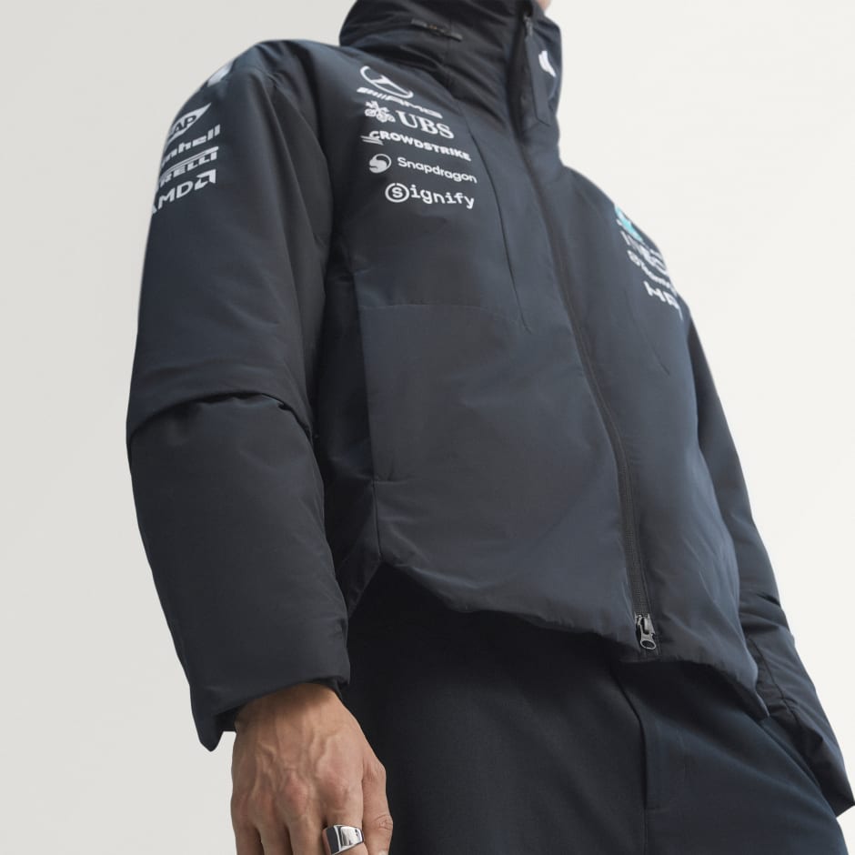 JACHETĂ MERCEDES - AMG PETRONAS FORMULA 1 TEAM ENGINEERS