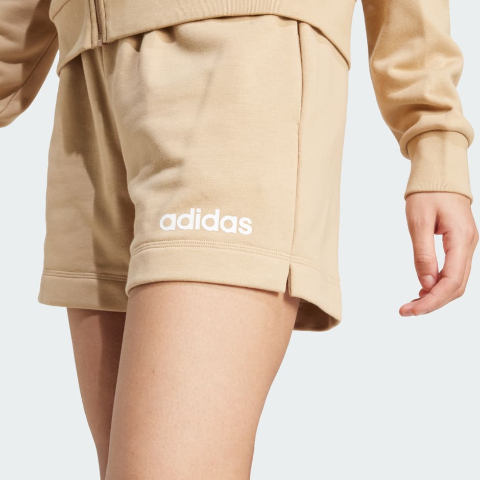 Pantaloni scurți flaușați Essentials cu linii simple