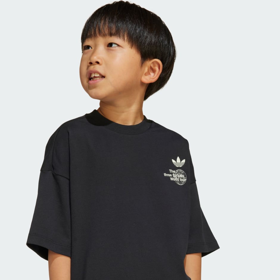 סט חולצת טי ומכנסיים קצרים