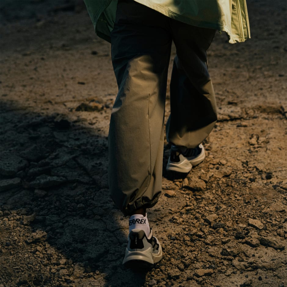 ©National Geographic AEROREADY Woven Pants