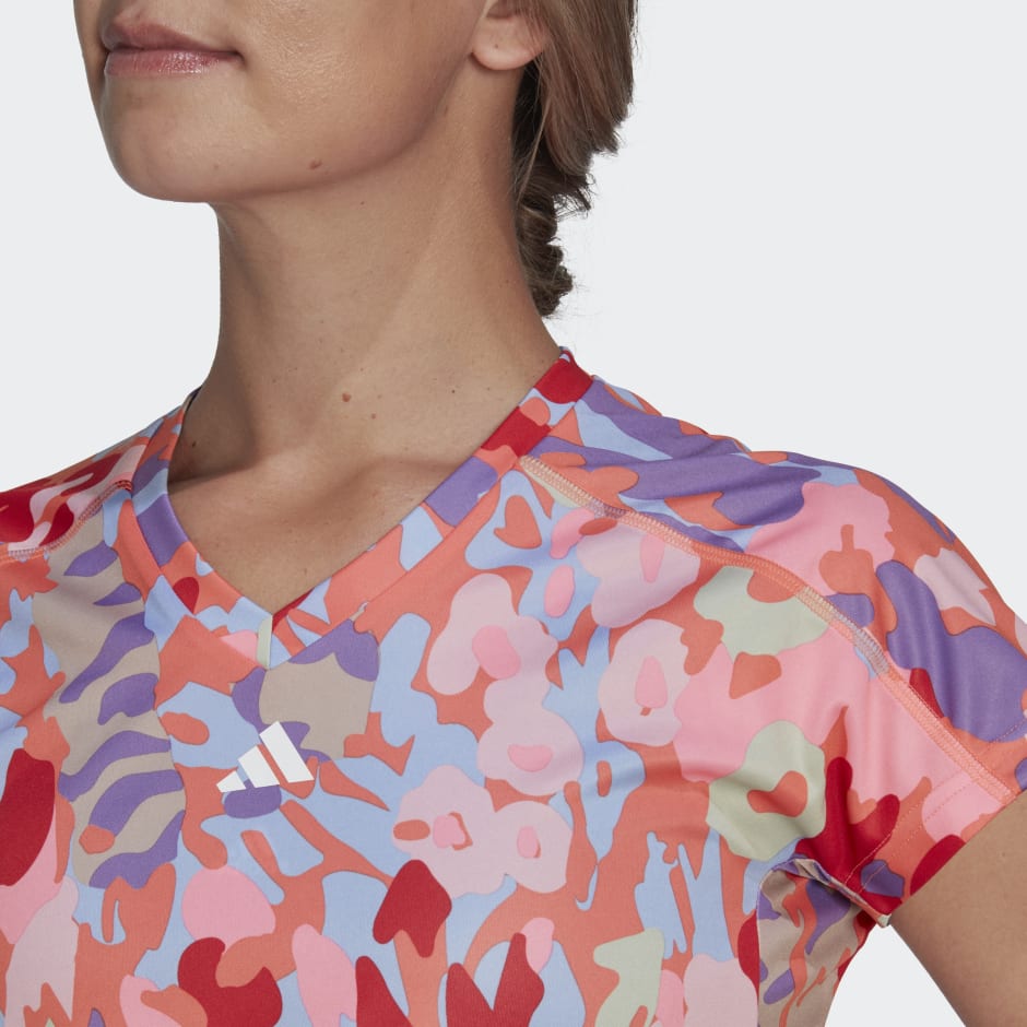 تيشيرت AEROREADY Train Essentials Minimal Branding V-Neck Floral Print
