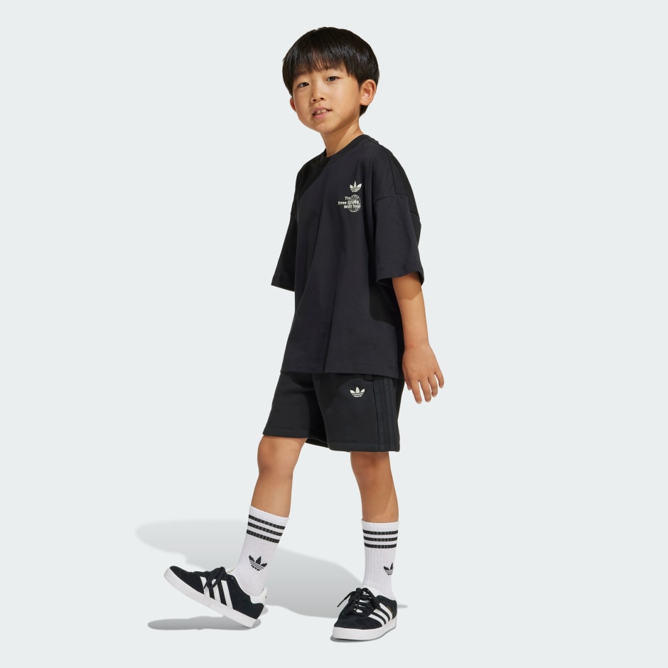 סט חולצת טי ומכנסיים קצרים