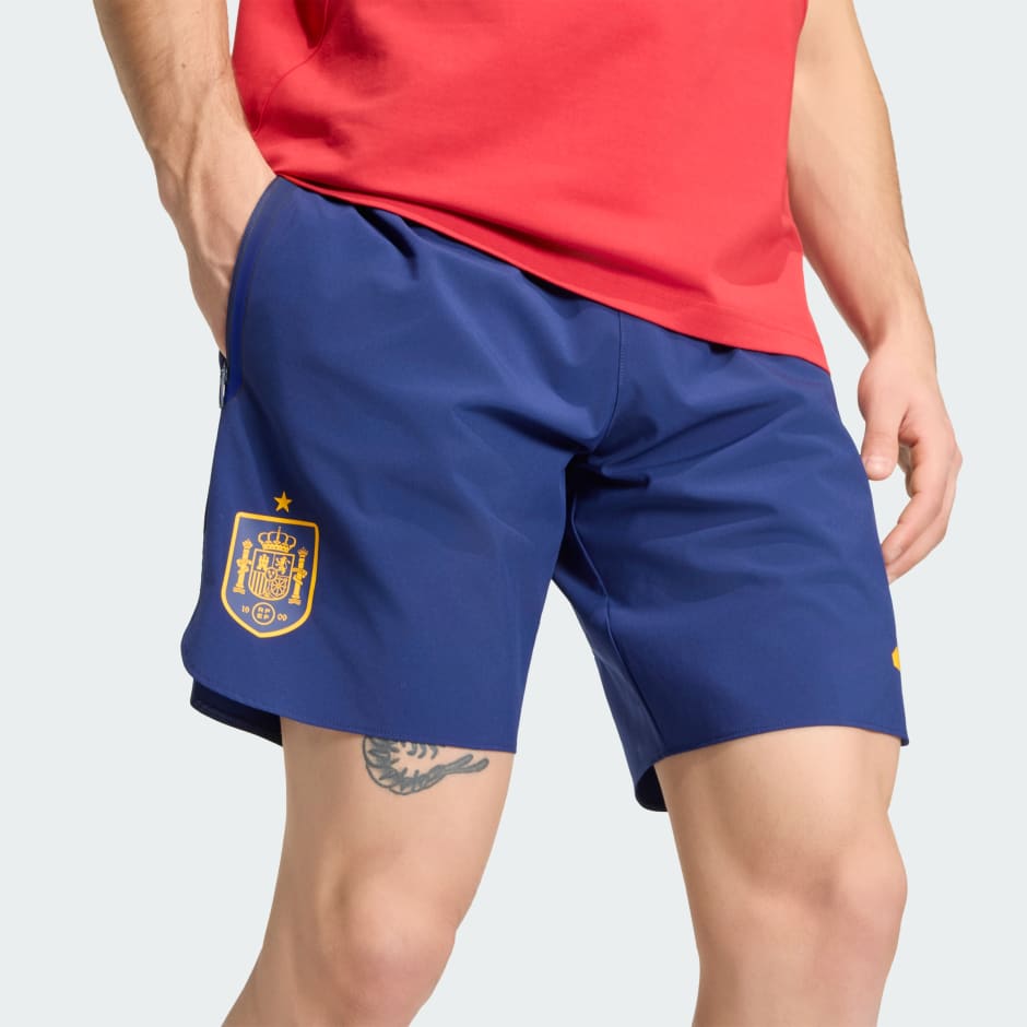 شورت الرحلات المزين بشعار منتخب إسبانيا ومن تشكيلة Tiro