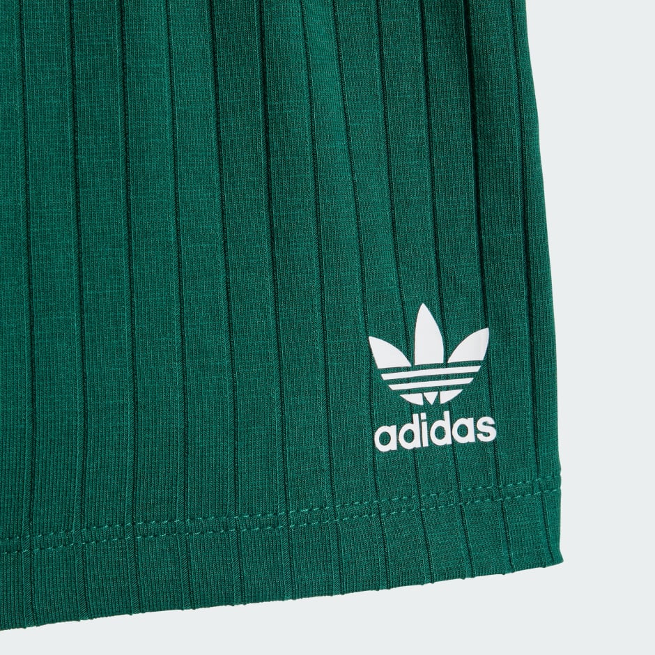 KOMPLET KRATKIH HLAČA I MAJICE &Scaron;IROKOG OVRATNIKA KLASIČNOG KROJA