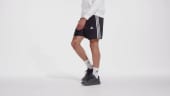 AEROREADY エッセンシャルズ チェルシー スリーストライプス ショーツ