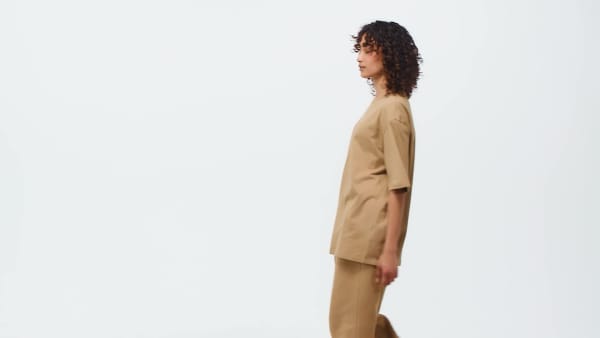 สีน้ำตาล เสื้อยืดทรงบอยเฟรนด์ Essentials