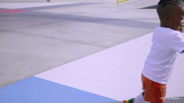 Hvid adidas x LEGO® Play sæt med T-shirt og shorts