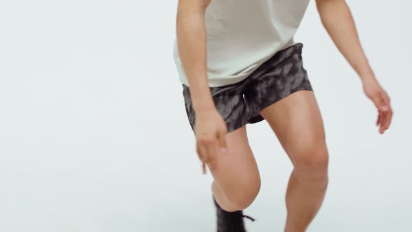 Gris Shorts con Estampado Integral Own The Run