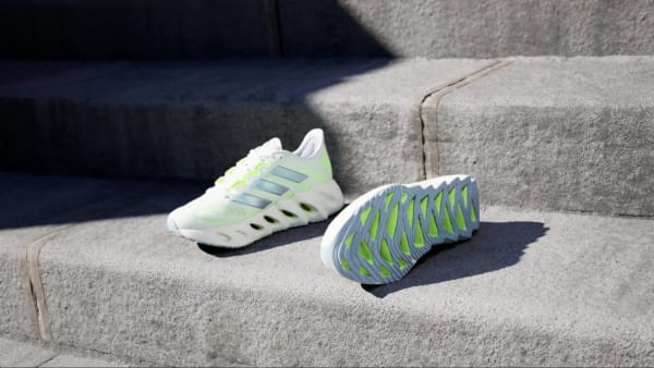 สีขาว รองเท้าวิ่ง Switch FWD