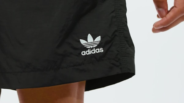 ブラック トレフォイル エッセンシャル ウーブン ショーツ