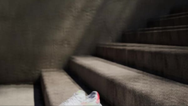 White Supernova Rise Running Shoes