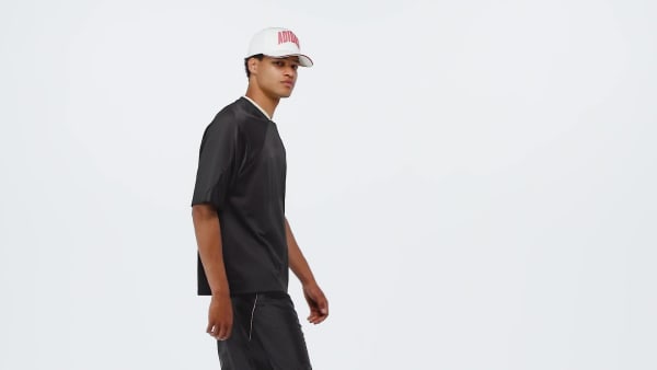 Svart STADIUM GRAPHIC MESH T-SKJORTE