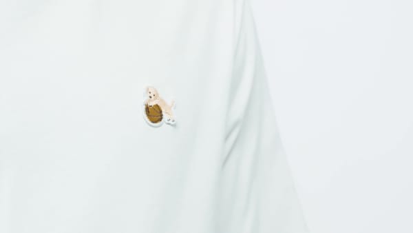 Branco T-shirt gráfica com patch de cão e aros