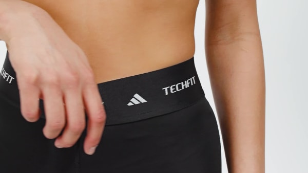 สีดำ กางเกงรัดรูปขาสั้น TECHFIT