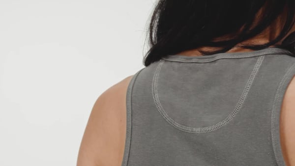 Schwarz Essentials+ Crop Tanktop