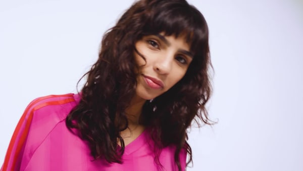 ruzová Voľné tričko s lineárnym logom